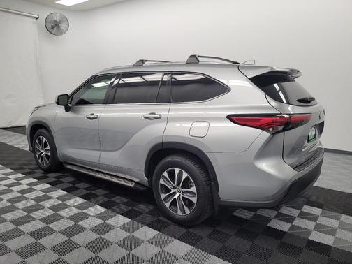 Celestial Silver Metallic 2021 Toyota Highlander XLE