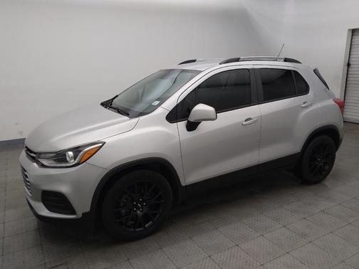 Silver Ice Metallic 2021 Chevrolet Trax LT