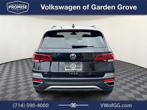 Deep Black Pearl 2024 Volkswagen Taos 1.5T SE
