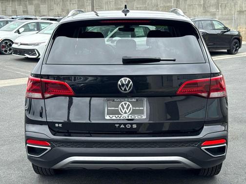 Deep Black Pearl 2024 Volkswagen Taos 1.5T SE
