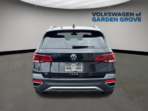 Deep Black Pearl 2024 Volkswagen Taos 1.5T SE