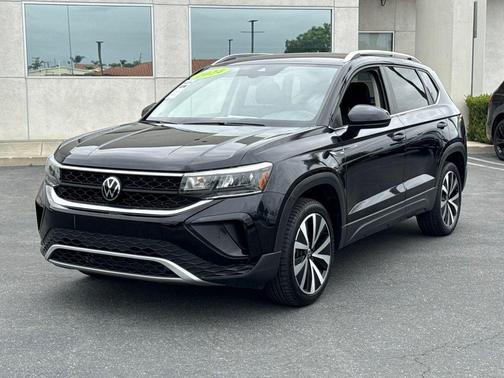 Deep Black Pearl 2024 Volkswagen Taos 1.5T SE
