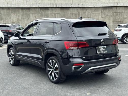 Deep Black Pearl 2024 Volkswagen Taos 1.5T SE