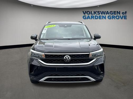 Deep Black Pearl 2024 Volkswagen Taos 1.5T SE