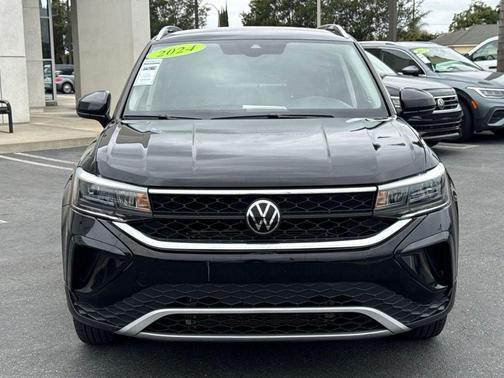 Deep Black Pearl 2024 Volkswagen Taos 1.5T SE