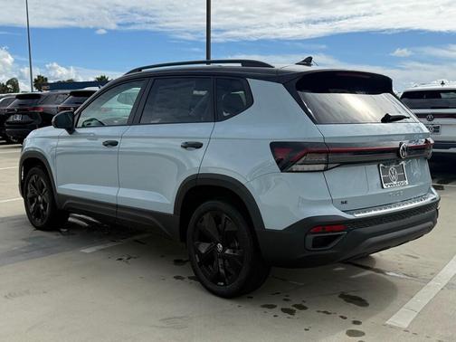 2026 Volkswagen Taos SE Black