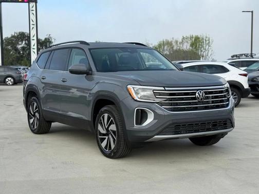 Pure Gray 2026 Volkswagen Atlas 2.0T SE w/Technology 4MOTION