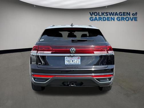 Deep Black 2024 Volkswagen Atlas Cross Sport 2.0T SE w/Technology