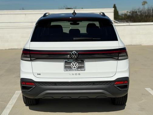 2026 Volkswagen Taos SE Black