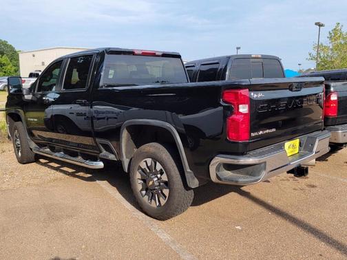 Photo 2 of 3 of 2021 Chevrolet Silverado 2500 LT