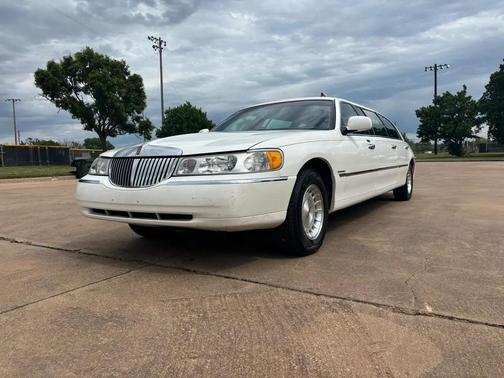 White 1999 Lincoln Town Car Executive