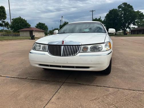 White 1999 Lincoln Town Car Executive