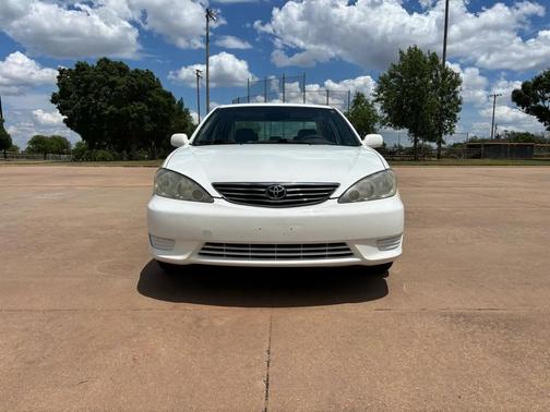 White 2005 Toyota Camry XLE V6