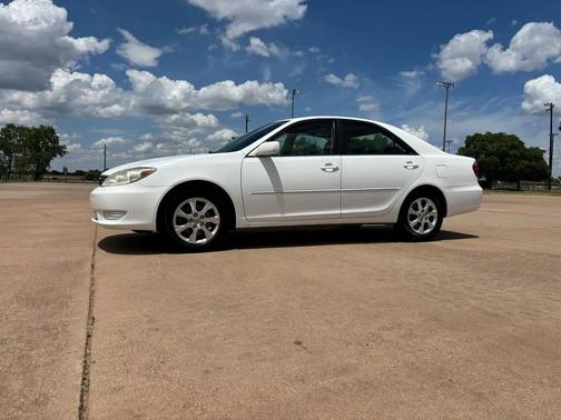 White 2005 Toyota Camry XLE V6