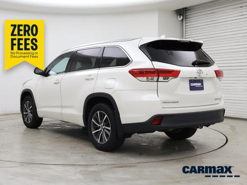 White 2018 Toyota Highlander XLE