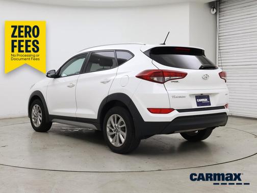 White 2017 Hyundai TUCSON SE