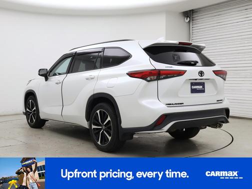 White 2022 Toyota Highlander XSE