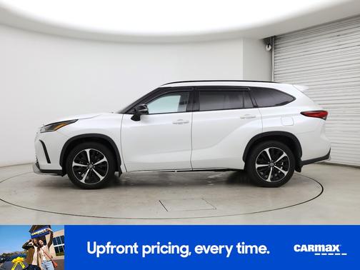 White 2022 Toyota Highlander XSE