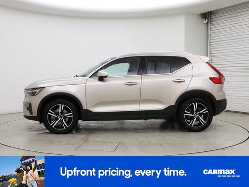 Gold 2024 Volvo XC40 B5 Core Dark Theme