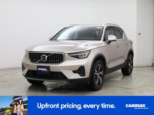 Gold 2024 Volvo XC40 B5 Core Dark Theme