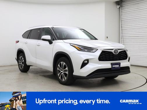 White 2023 Toyota Highlander XLE