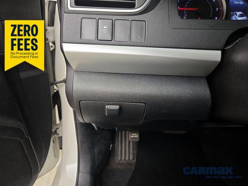 White 2015 Toyota Camry SE