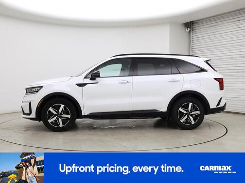 White 2023 Kia Sorento EX