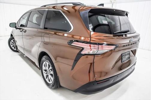2022 Toyota Sienna XLE 8 Passenger