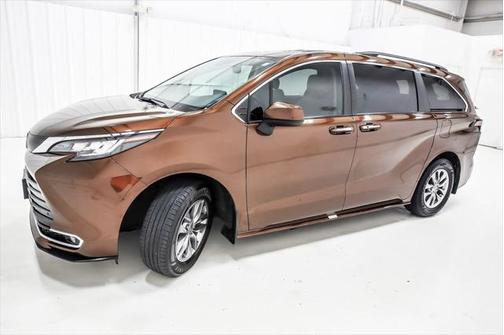 2022 Toyota Sienna XLE 8 Passenger