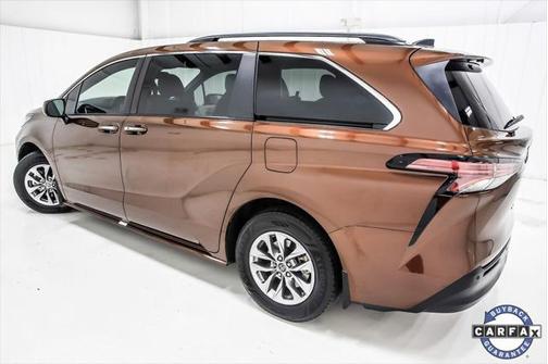 2022 Toyota Sienna XLE 8 Passenger