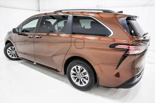 2022 Toyota Sienna XLE 8 Passenger