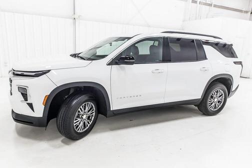 Summit White 2025 Chevrolet Traverse LT