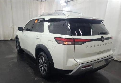 Pearl White Tricoat 2024 Nissan Pathfinder SL FWD
