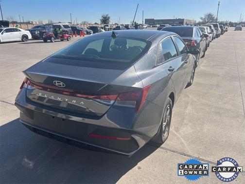 2025 Hyundai ELANTRA SE