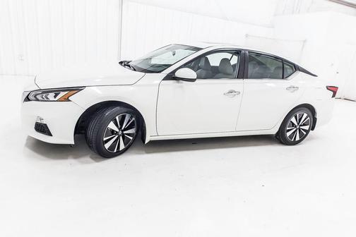 Pearl White Tricoat 2021 Nissan Altima 2.5 SV
