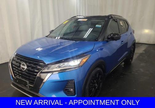 Electric Blue Metallic/Super Black 2024 Nissan Kicks SR