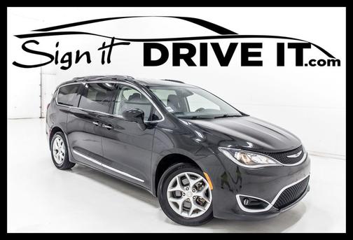 Brilliant Black Crystal Pearlcoat 2019 Chrysler Pacifica Touring-L Plus