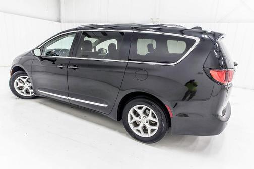 Brilliant Black Crystal Pearlcoat 2019 Chrysler Pacifica Touring-L Plus