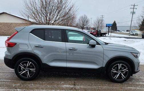 2025 Volvo XC40 B5 Core Bright Theme