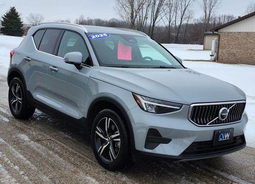 2025 Volvo XC40 B5 Core Bright Theme