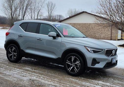 2025 Volvo XC40 B5 Core Bright Theme
