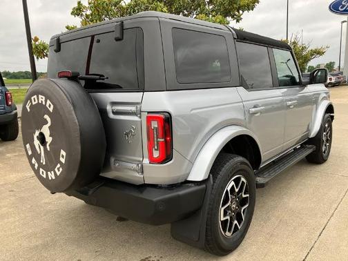 ICONIC SILVER METALLIC 2024 Ford Bronco OUTER BANKS