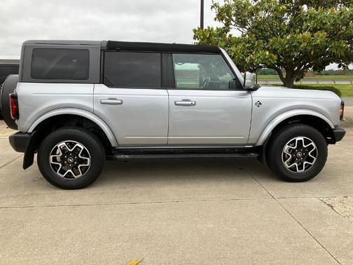 ICONIC SILVER METALLIC 2024 Ford Bronco OUTER BANKS