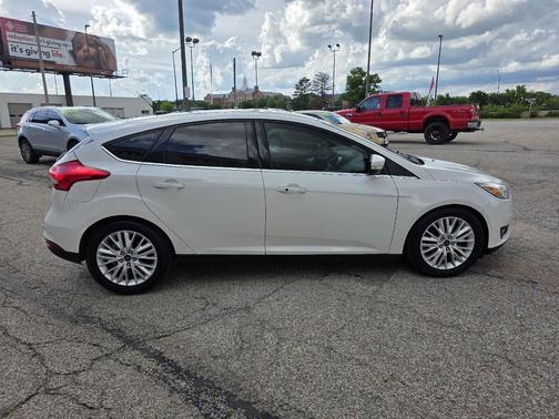 White Platinum Metallic Tri-Coat 2018 Ford Focus Titanium