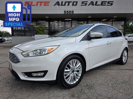White Platinum Metallic Tri-Coat 2018 Ford Focus Titanium