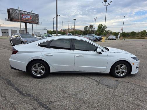 2022 Hyundai SONATA SE