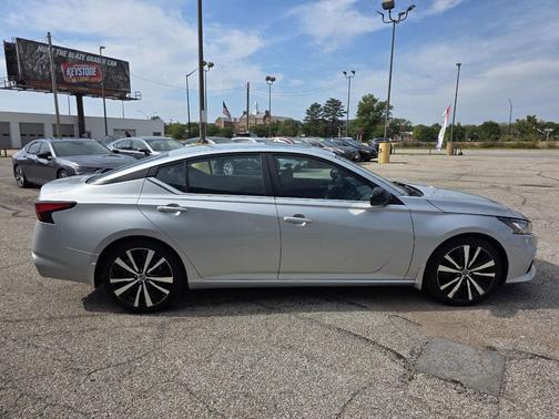 2021 Nissan Altima SR FWD