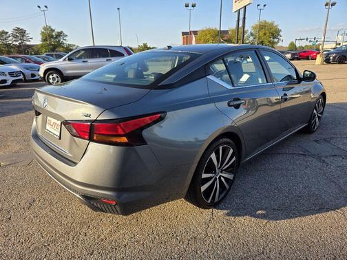 2022 Nissan Altima SR FWD
