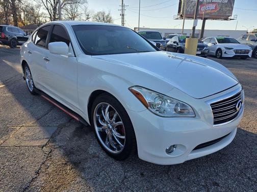 2011 INFINITI M56x Base