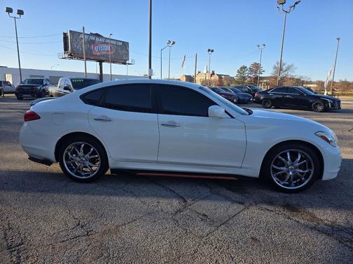 2011 INFINITI M56x Base